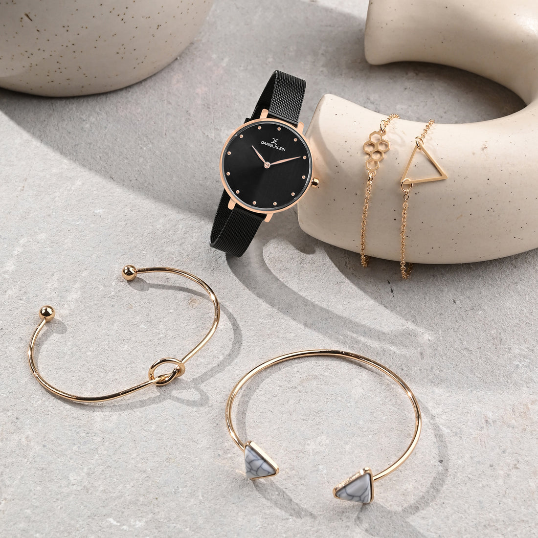 Daniel Klein Black Dial Analog Gift Set Watch with Bracelet For Women (Pack of 5)
