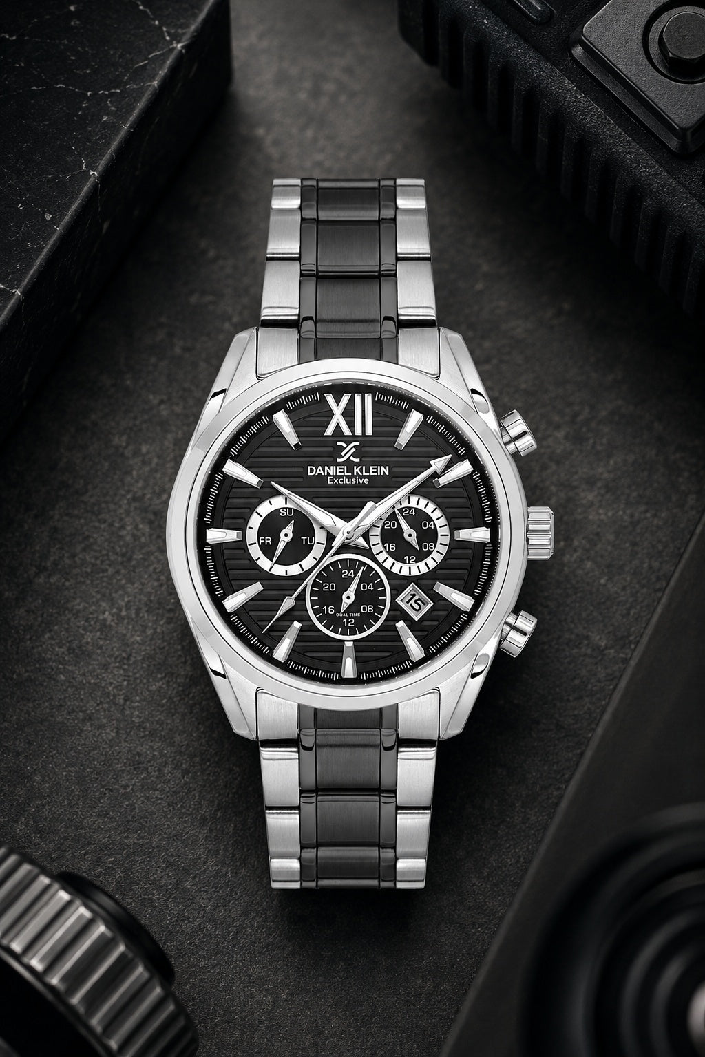 Men Black Dial Silver &amp; Black Chronograph Analogue Watch