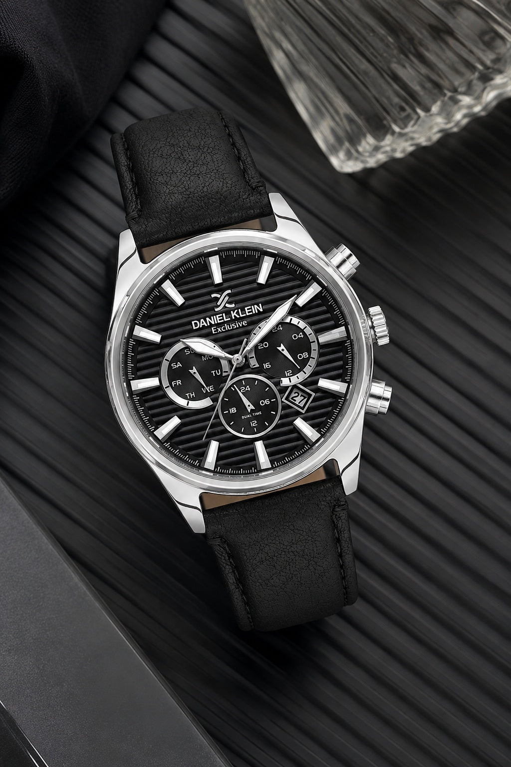 Men Black Dial Black Leather Strap Chronograph Analogue Watch