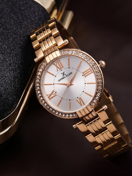 Silver and gold chronograph watch photo – Free Wristwatch Image on Unsplash